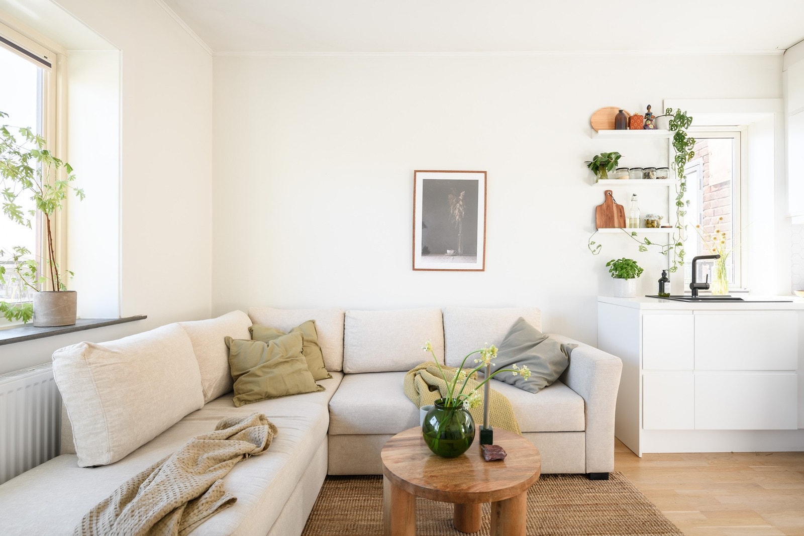 Den lyse, fine stuen lar seg enkelt møblere med både tv-lounge og spisebord. Galleribilde