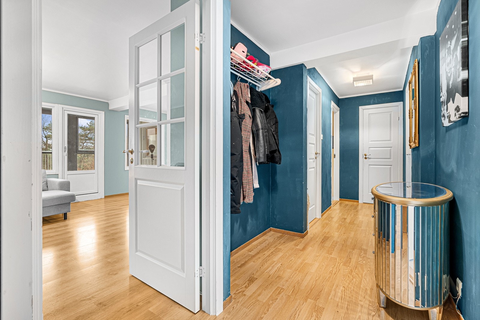 Gang med god plass til ytterklær og sko Galleribilde