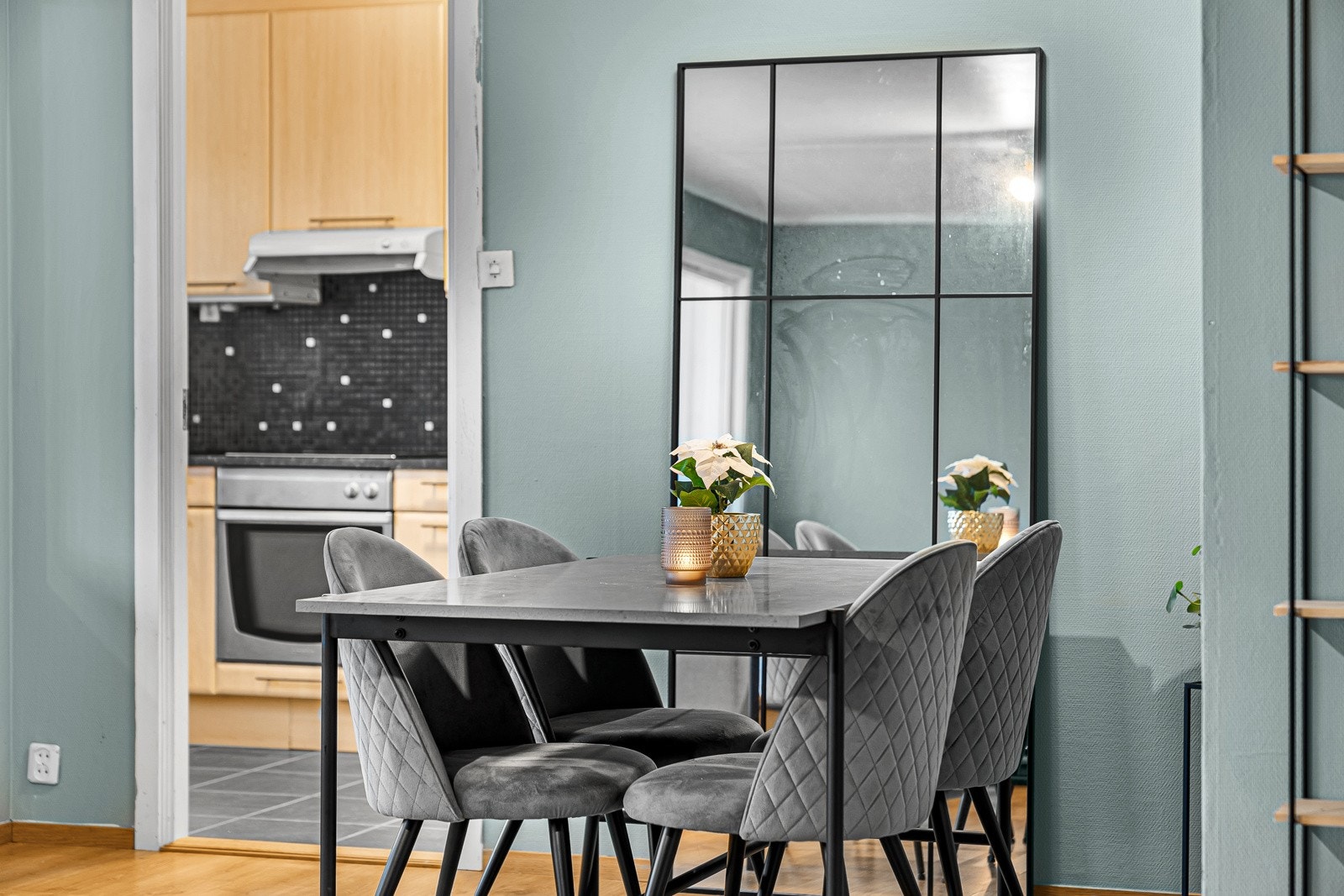 Spisestuen er i tilknytning til kjøkkenet Galleribilde