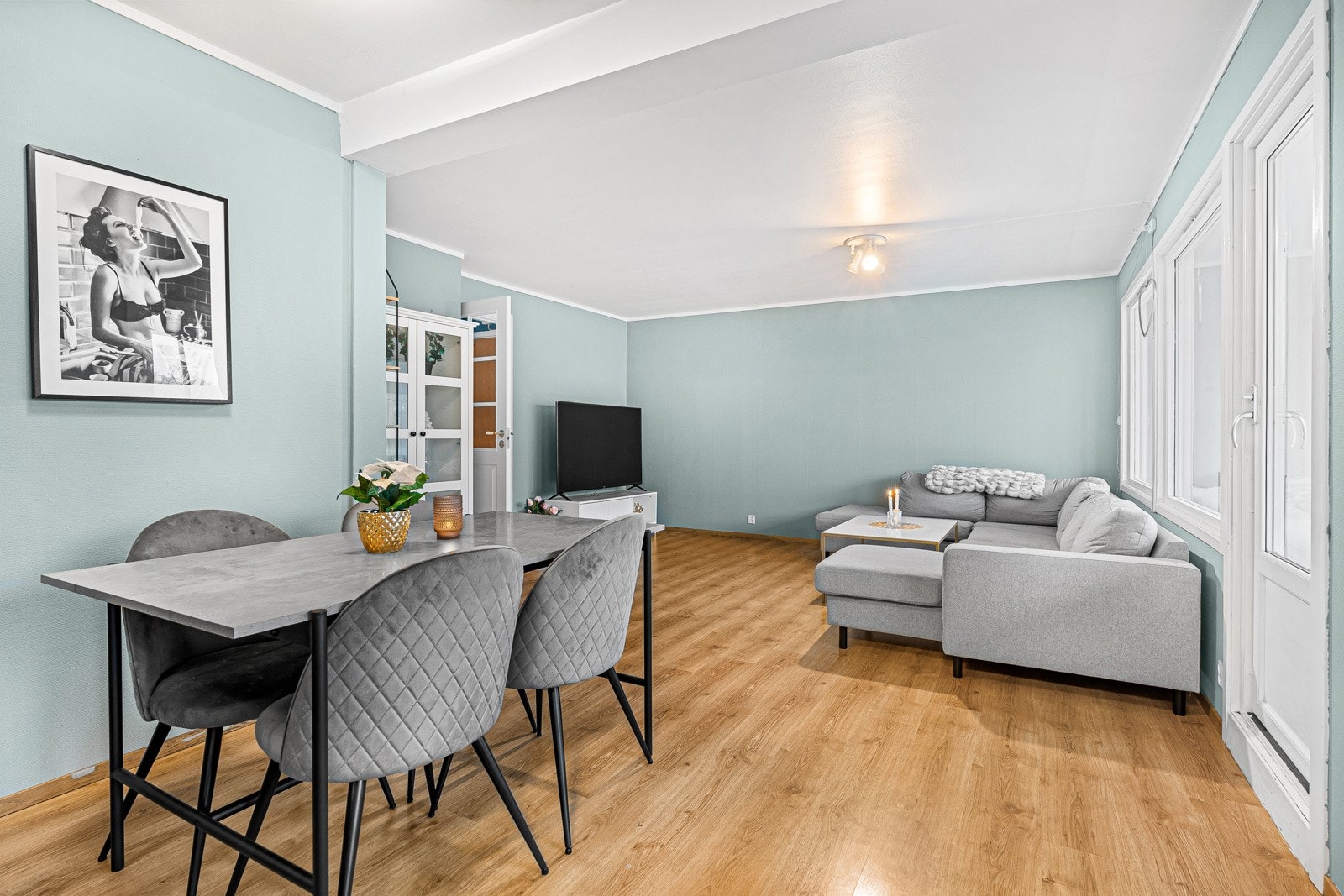 Åpen og romslig stue med plass til både sofa- og spisegruppe Galleribilde