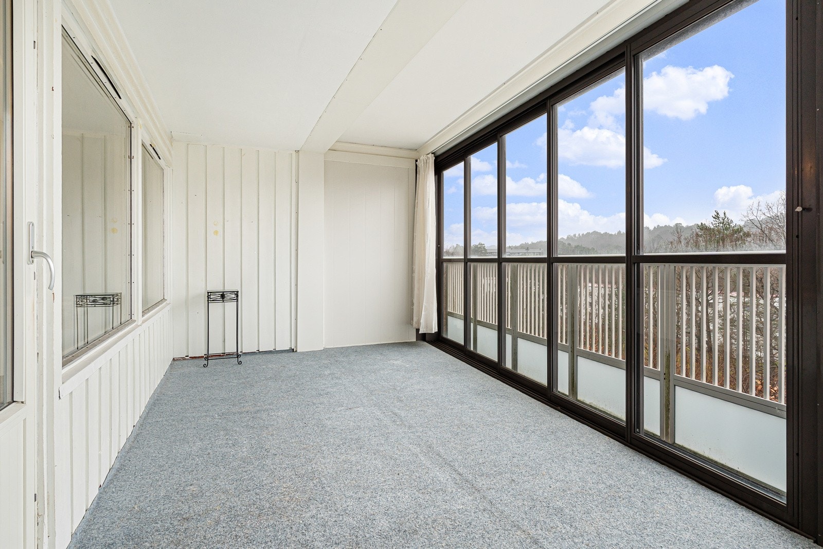 Fra stuen kommer man ut til en stor innglasset balkong Galleribilde