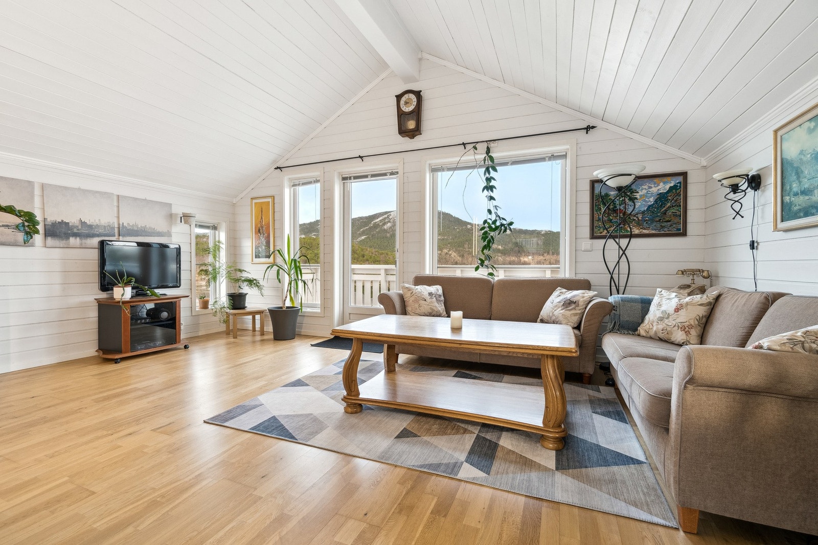 Velkommen inn - lys og romslig stue med store vinduer som slipper inn naturlig lys. Galleribilde