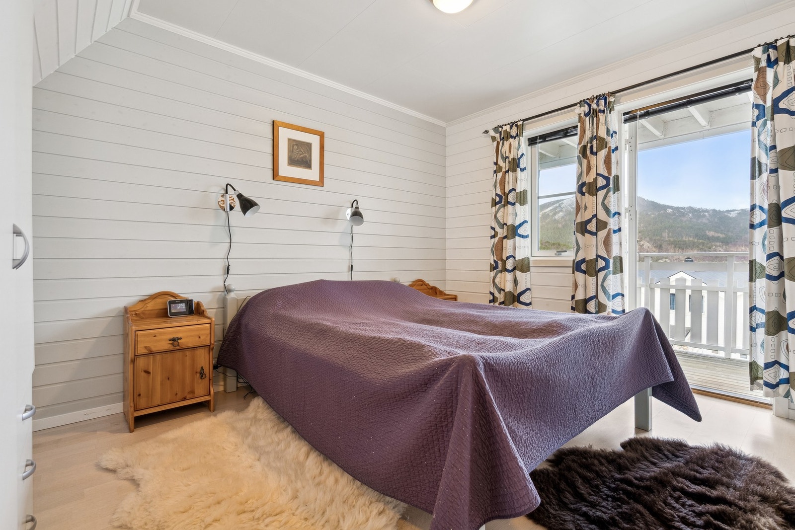 Hovedsoverommet har plass til dobbeltseng og direkte adkomst til balkongen. Galleribilde