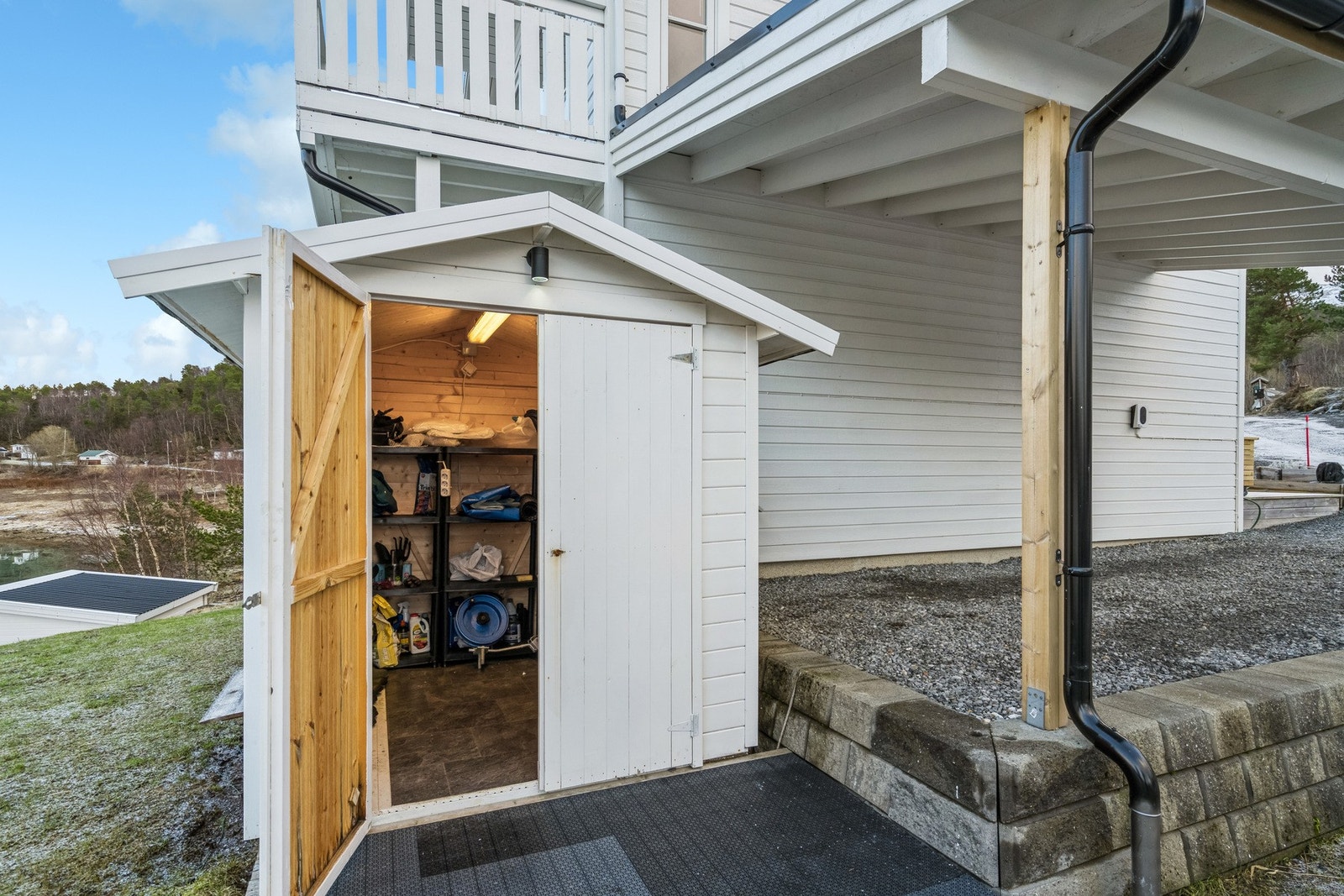 Utebod med rikelig oppbevaringsplass for hageutstyr og andre eiendeler. Galleribilde