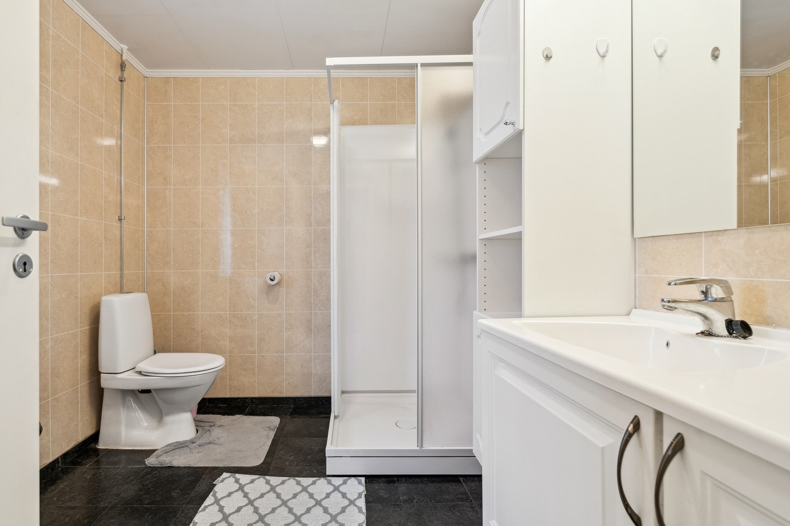 Bad med vinylfliser på gulv og gulvvarme, kombinert med våtromsplater på veggene. Galleribilde