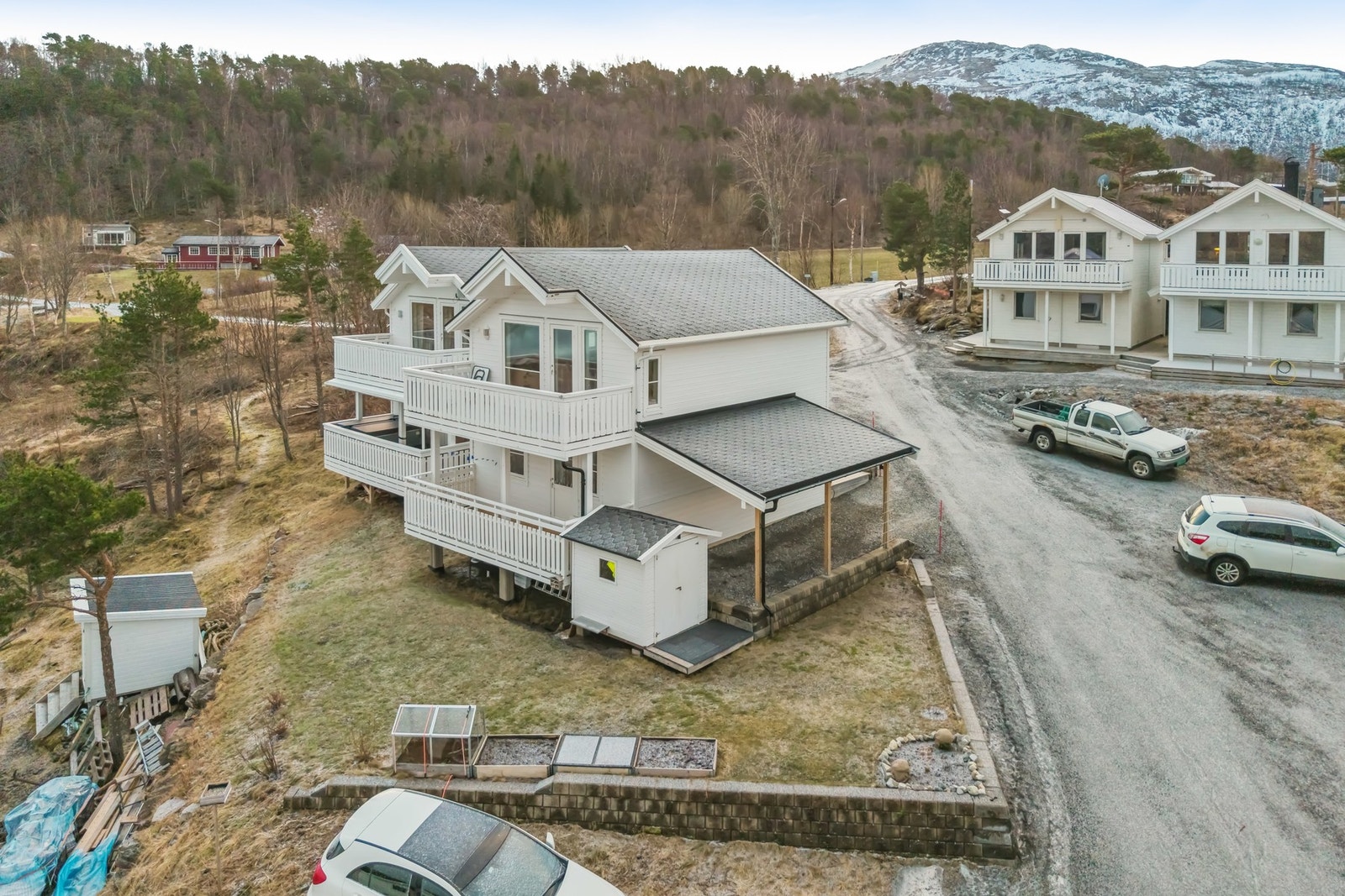 Velkommen til Valnesvika 20 og denne flotte eneboligen fra 2011 Galleribilde