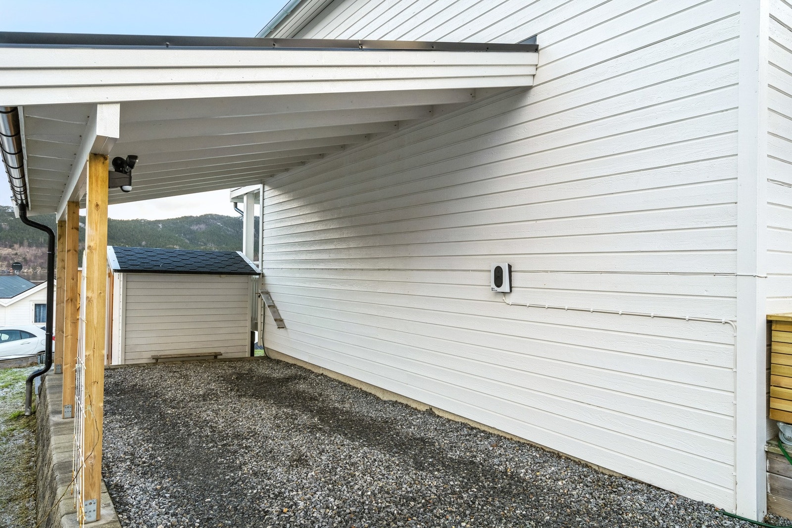 Praktisk carport med el-bil lader Galleribilde