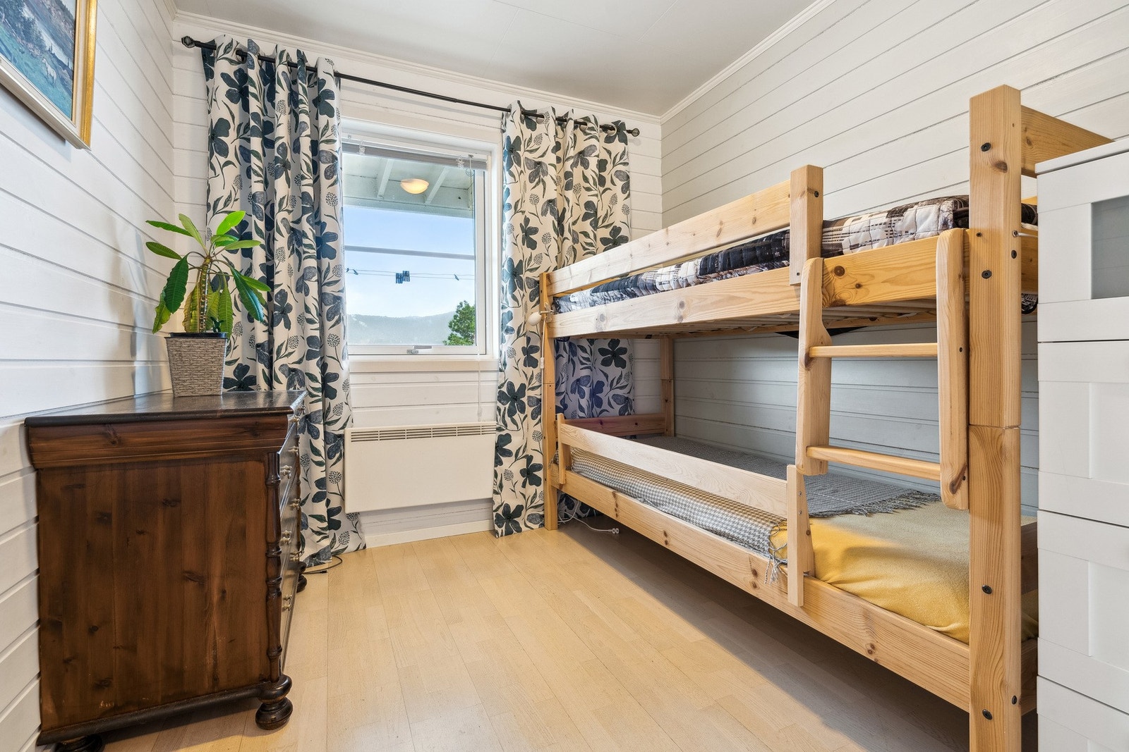 Soverom 1. etasje - det er totalt tre soverom Galleribilde