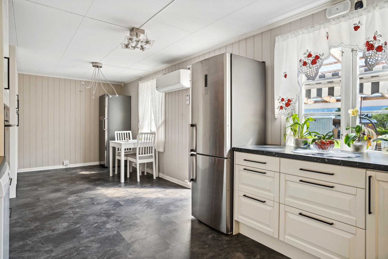 Kjøkkenet måler ca 22 kvm. Galleribilde