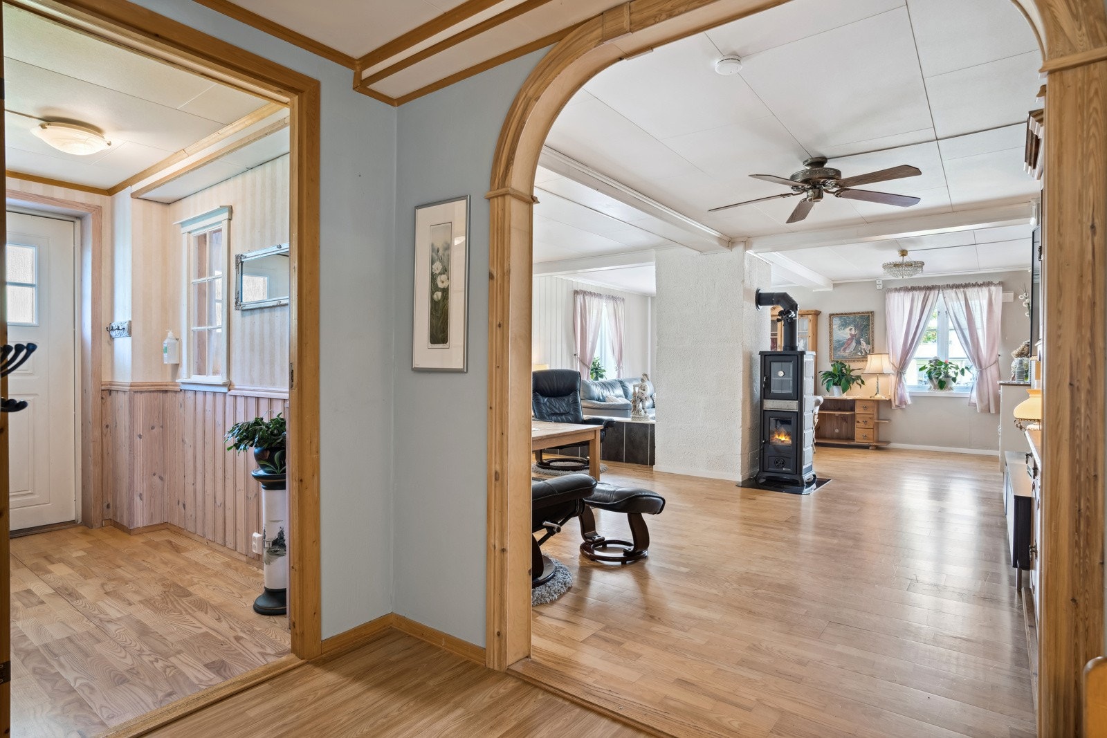 Videre kommer man inn i gangen hvor man har adgang inn til stuen. Galleribilde