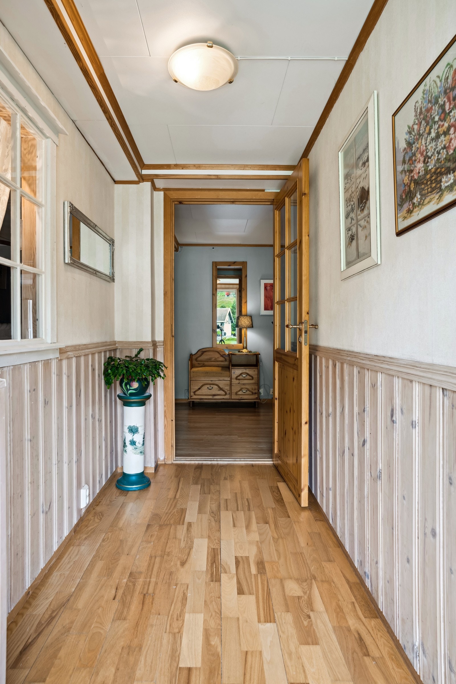 Velkommen inn - leiligheten har en trivelig entrè med plass til ytterklær og sko. Galleribilde