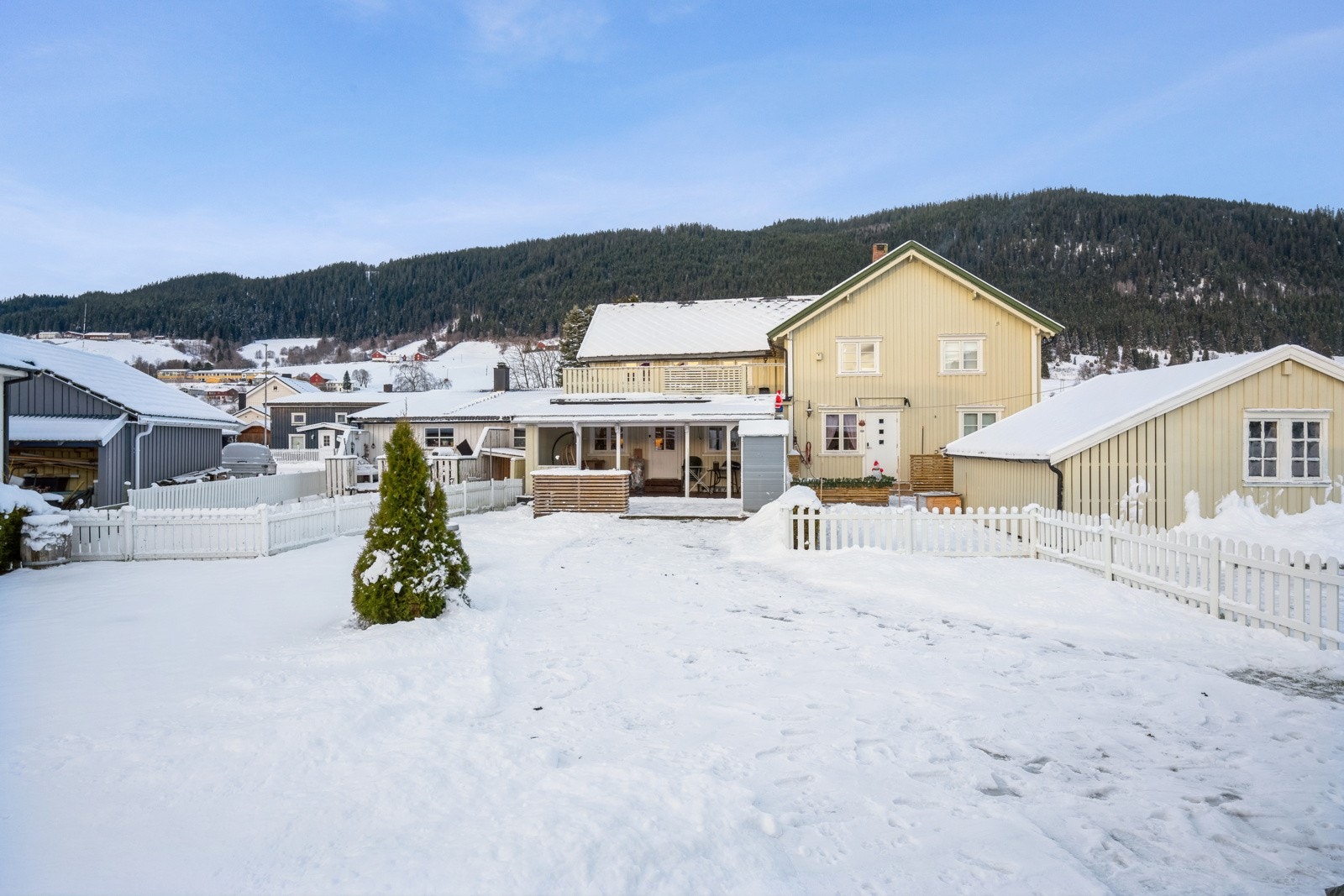 Huseier opplyser om at seksjonens tomteareal er på 596 kvm. og har egen hage. Galleribilde