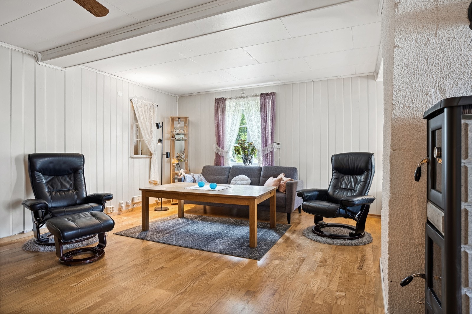 Øvrig oppvarming med elektrisitet. Itillegg til peisovn i stue. Galleribilde