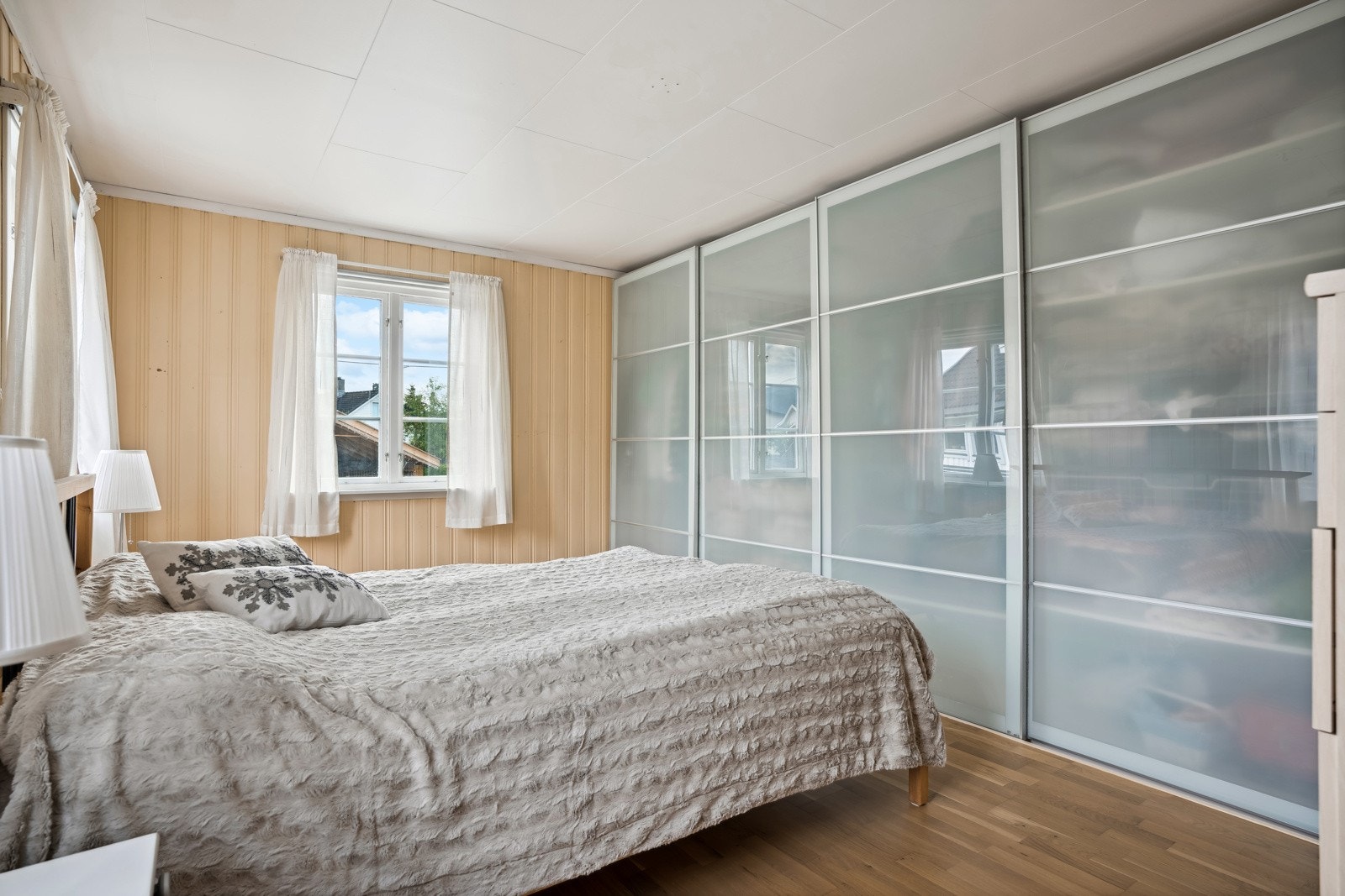 Hovedsoverommet måler hele 17 kvm. Det er satt inn skyvedørsgarderobe. Galleribilde