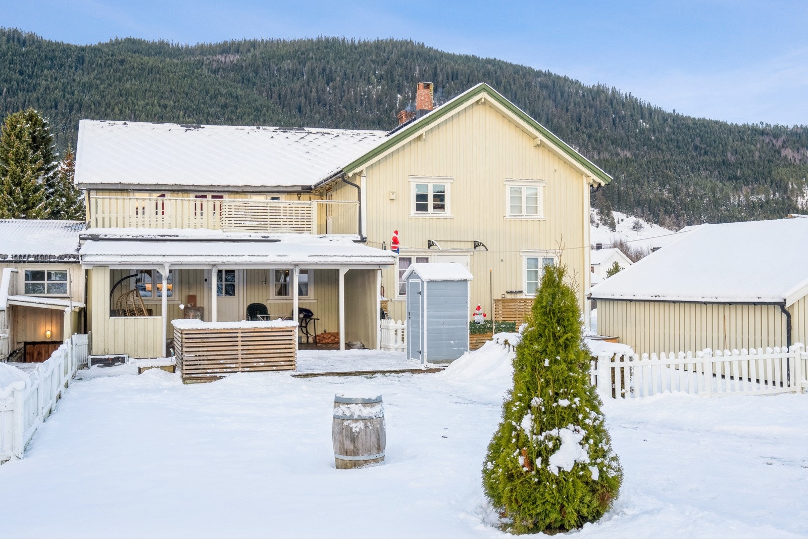 En romslig 3-roms selveier med privat hage i ærverdig bygg fra 1898 som ble ombygd til leiligheter i 1999. Galleribilde