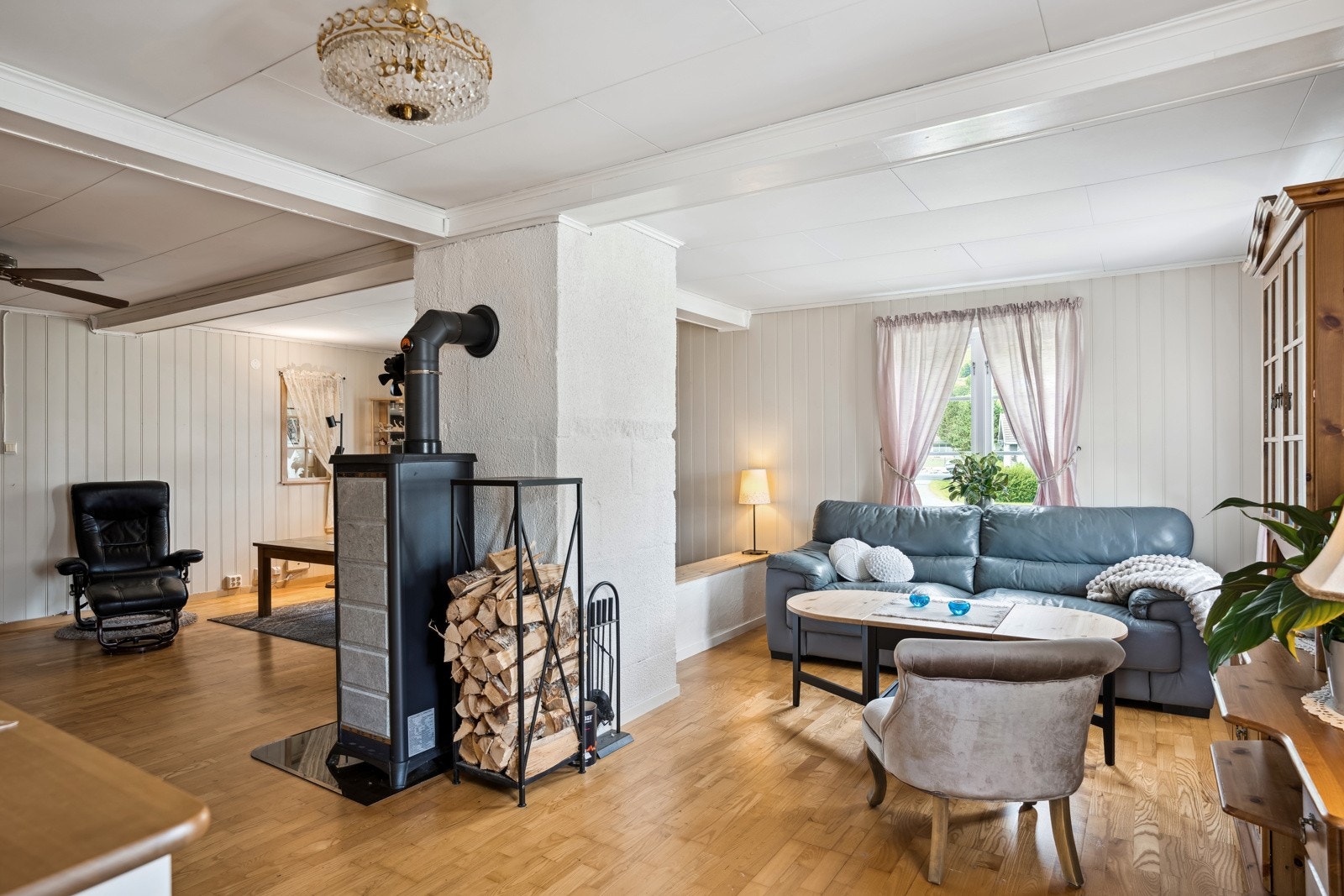 Stuen byr på gode møbleringsmuligheter. Her kan man enkelt innrede i ulike soner. Galleribilde