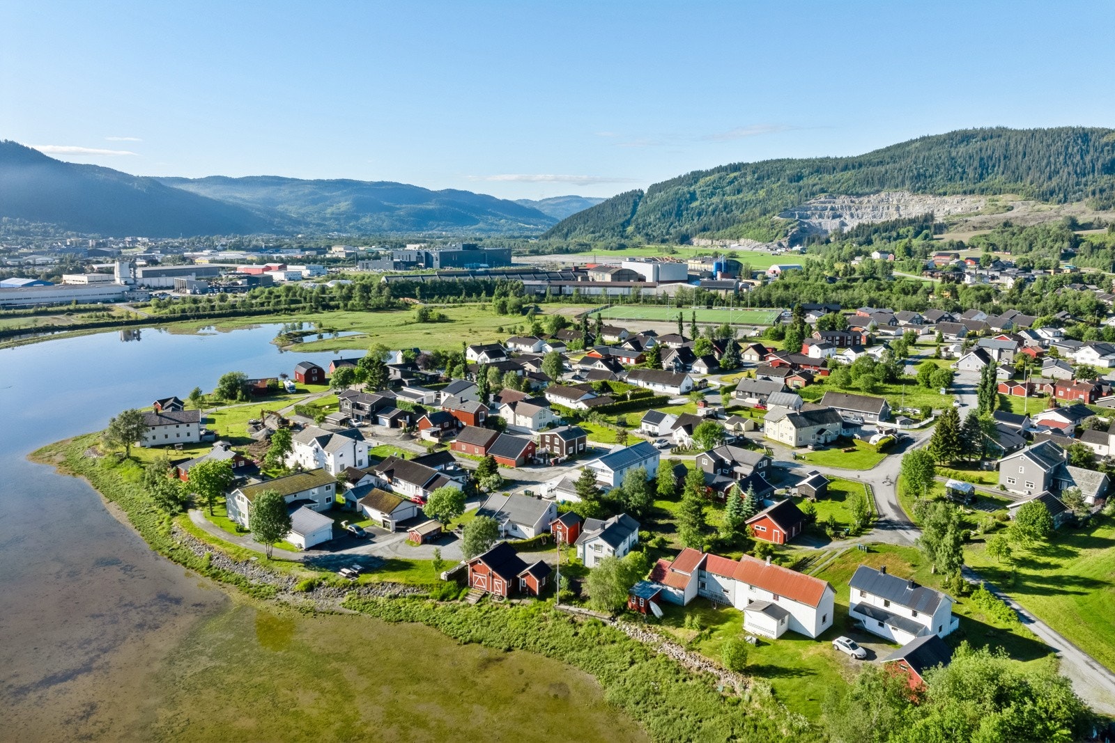 Både Rema og Kiwi ligger kun 6 minutter unna med bil. Galleribilde