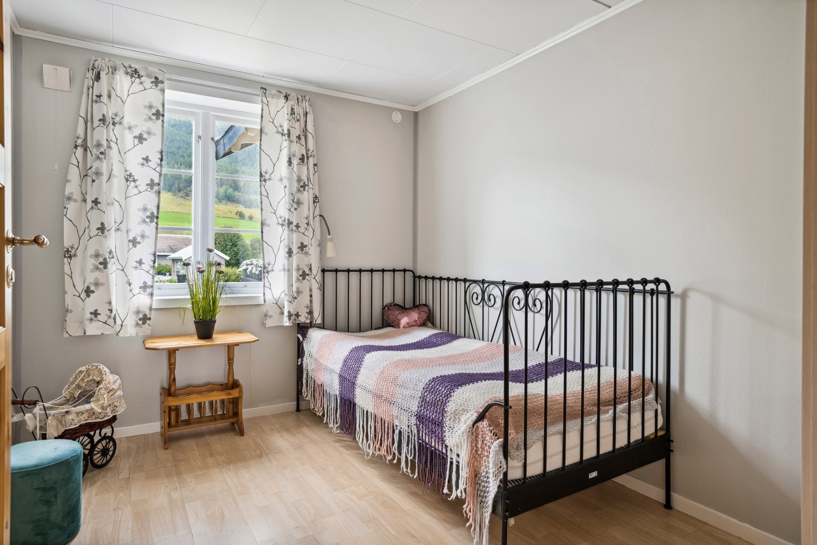 Soverom 2 ligger i tilknytting til gangen og måler ca. 8 kvm. Galleribilde