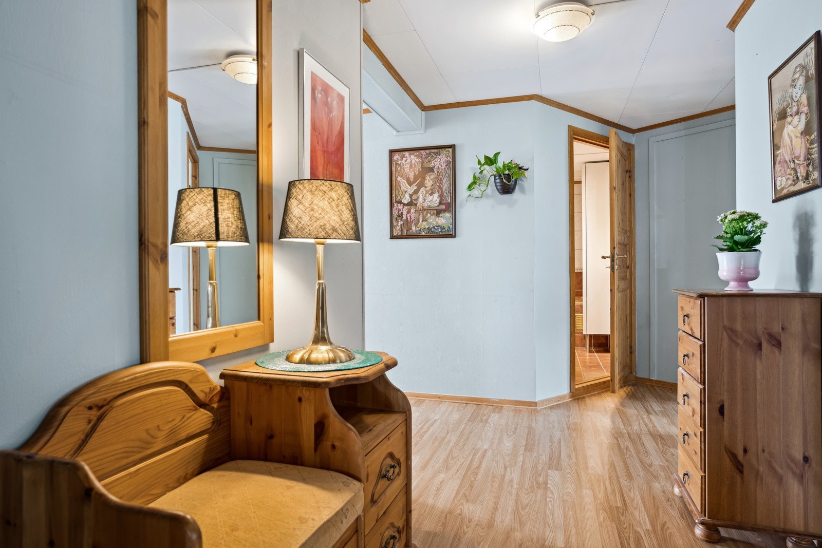 Motsatt vei ligger bad, vaskerom, kjøkken, et soverom og utgang til terrasse og hage. Galleribilde