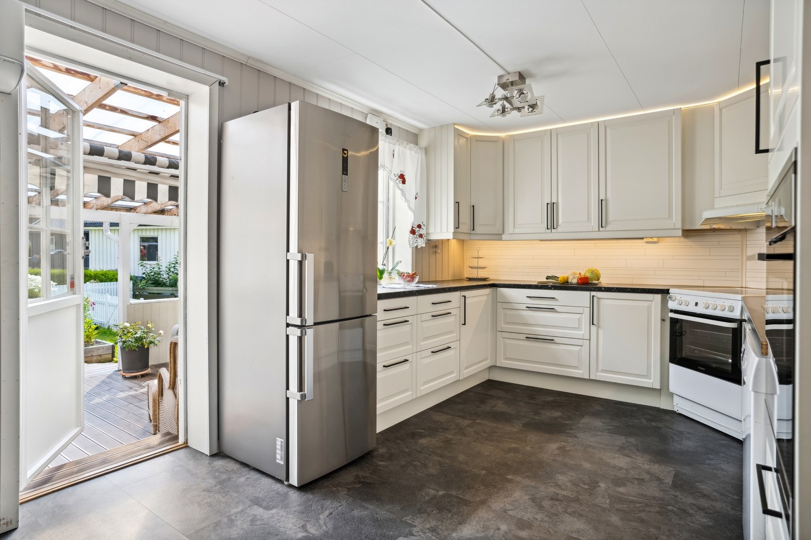 Utgang fra kjøkken til terrasse. Galleribilde