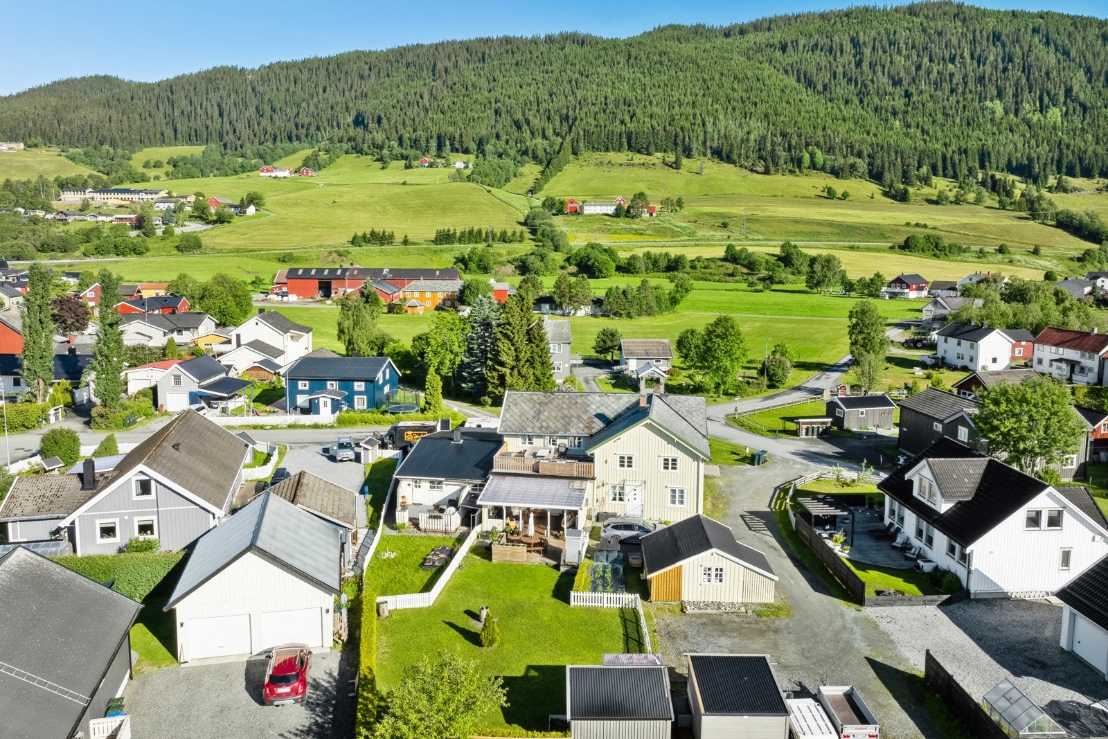 Nærmeste kjøpesetner ligger ca 6 minutter unna med bil. Galleribilde