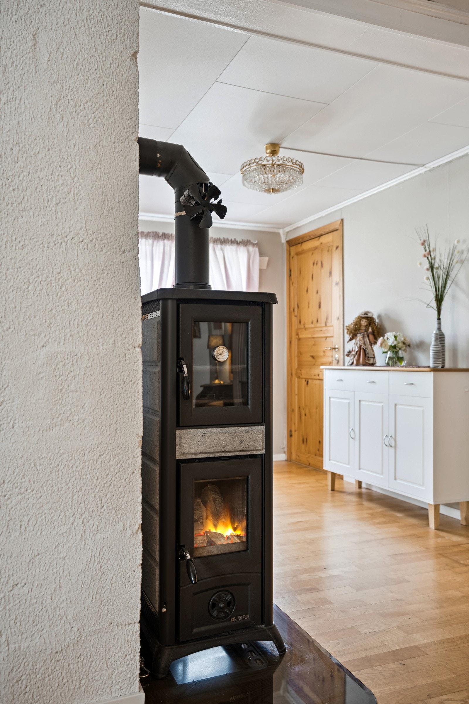 Stuen byr på peisovn, varmer godt og skaper en lun atmosfære på kalde vinter dager. Galleribilde