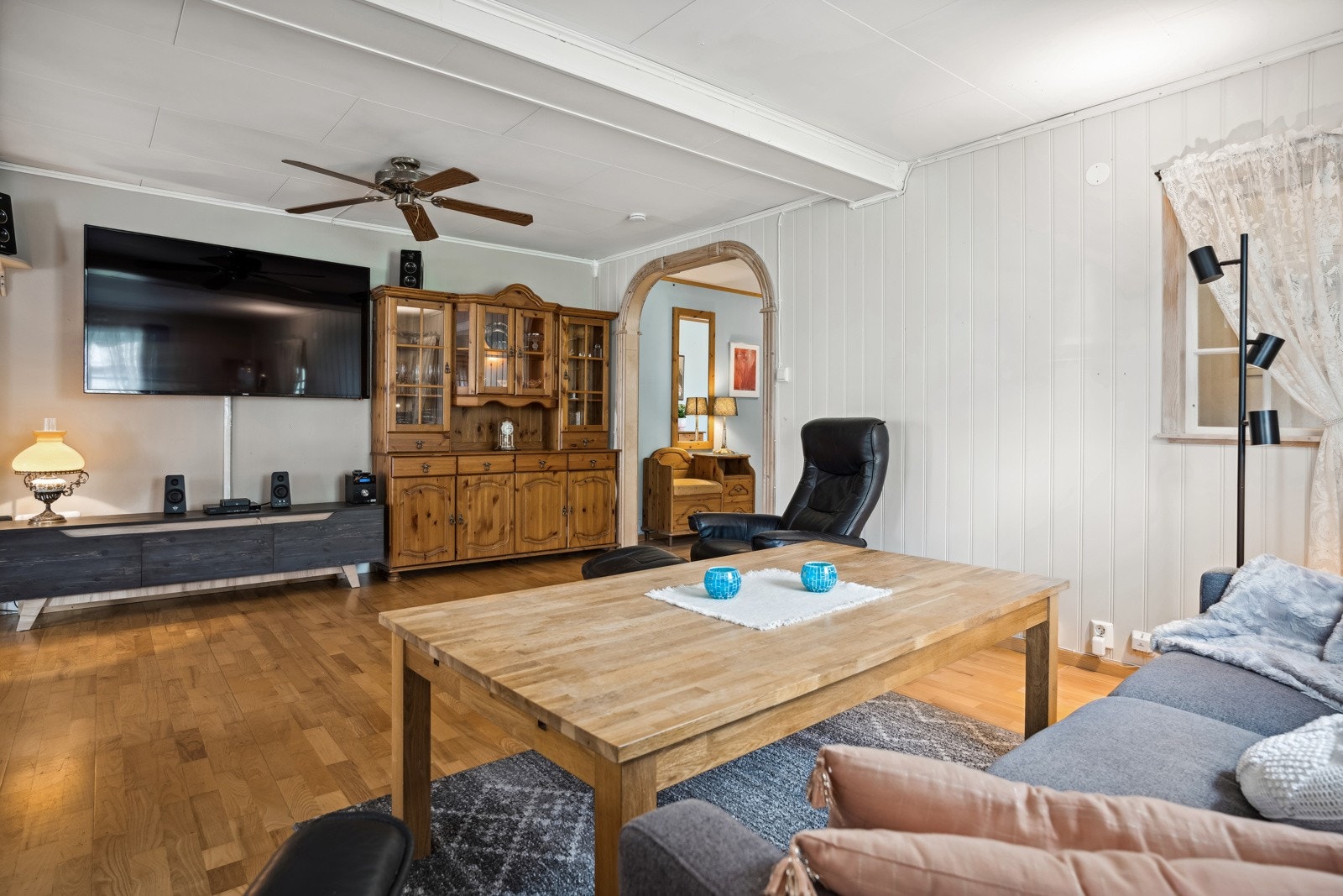 Gulvflater på øvrige rom er belagt med parkett og laminat. Galleribilde