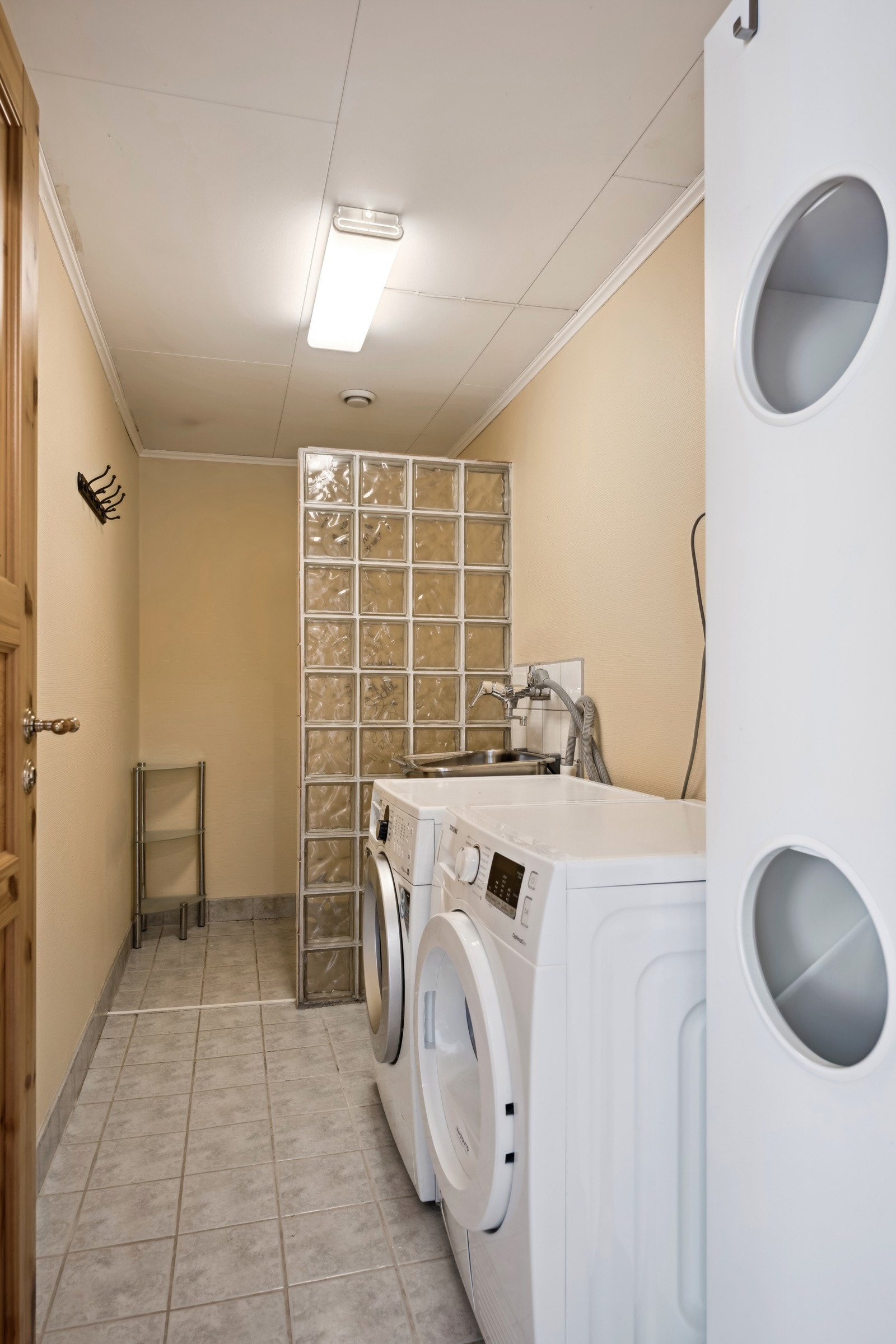 Praktisk eget vaskerom rett ved badet. Galleribilde