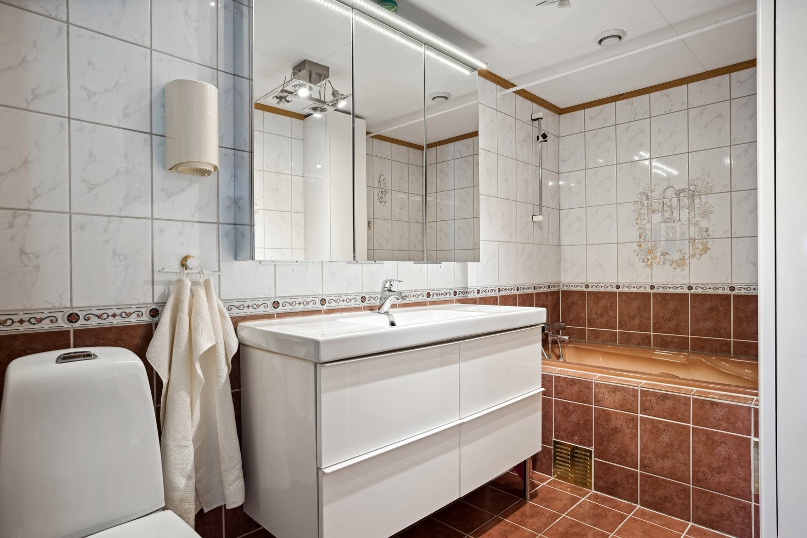 Badetrommet er fra 1999. Det er varme i gulv. Galleribilde