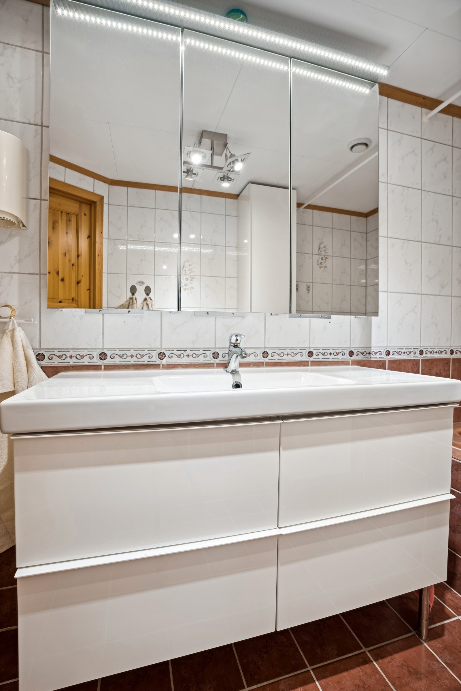 Badet har praktisk innredning med god skap- og skuffeplass. Galleribilde