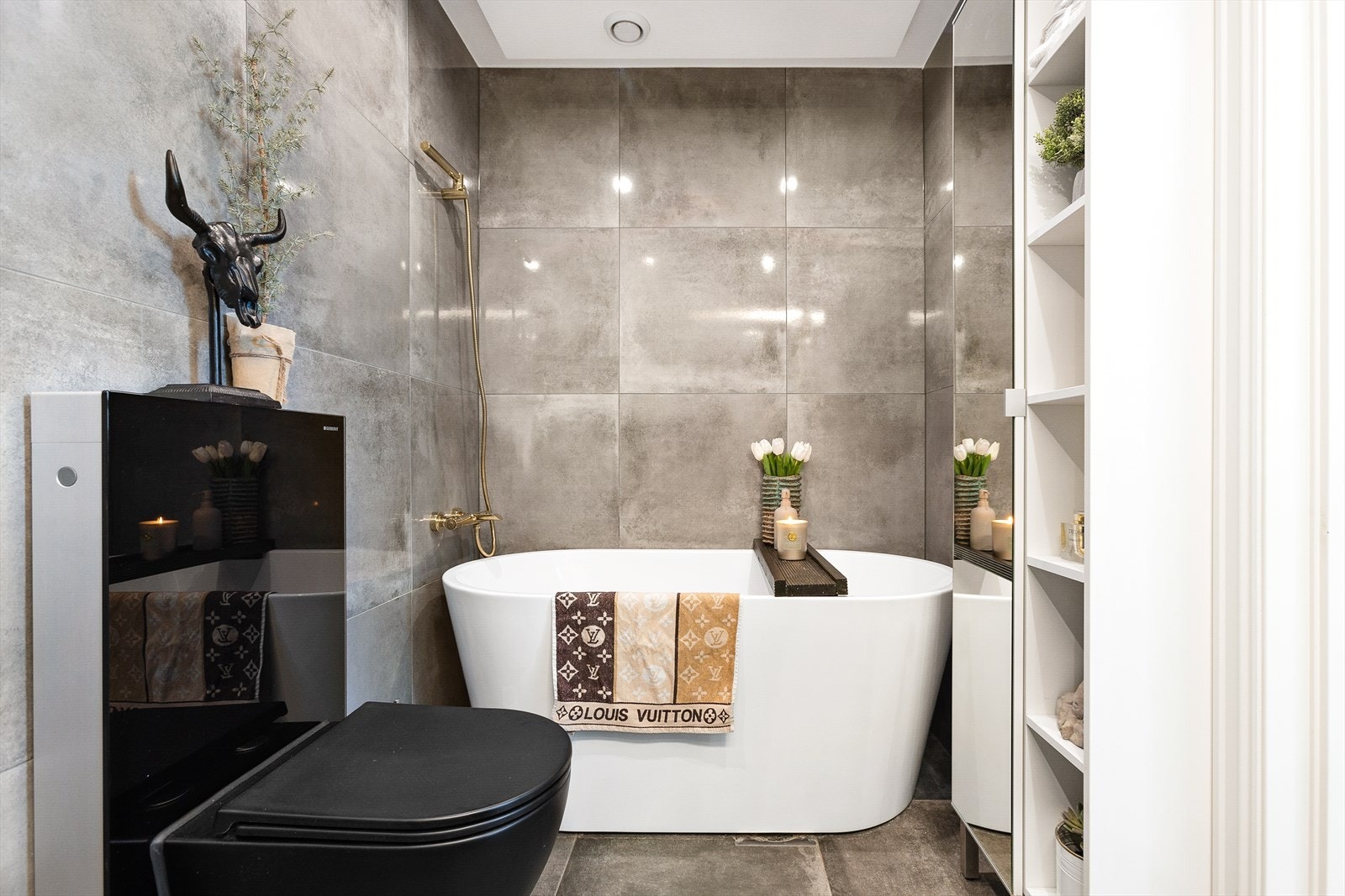 Badet ble modernisert med flis-på-flis og ny baderomsinnredning i 2021. Galleribilde