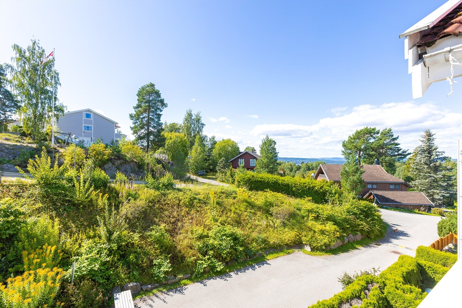 Fra balkongen kan man gløtte fjorden Galleribilde