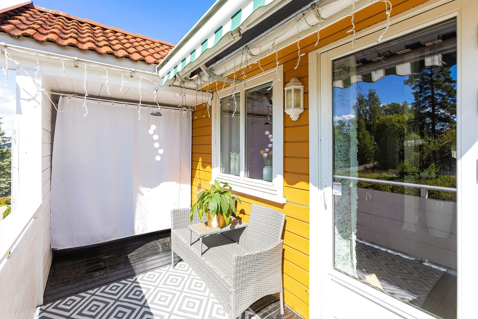 Plass til sittegruppe på balkongen samt oppbevaringsplass under tak. Galleribilde