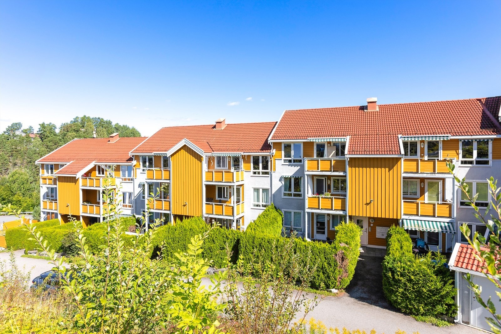 Området rundt boligen er pent opparbeidet med beplantning Galleribilde