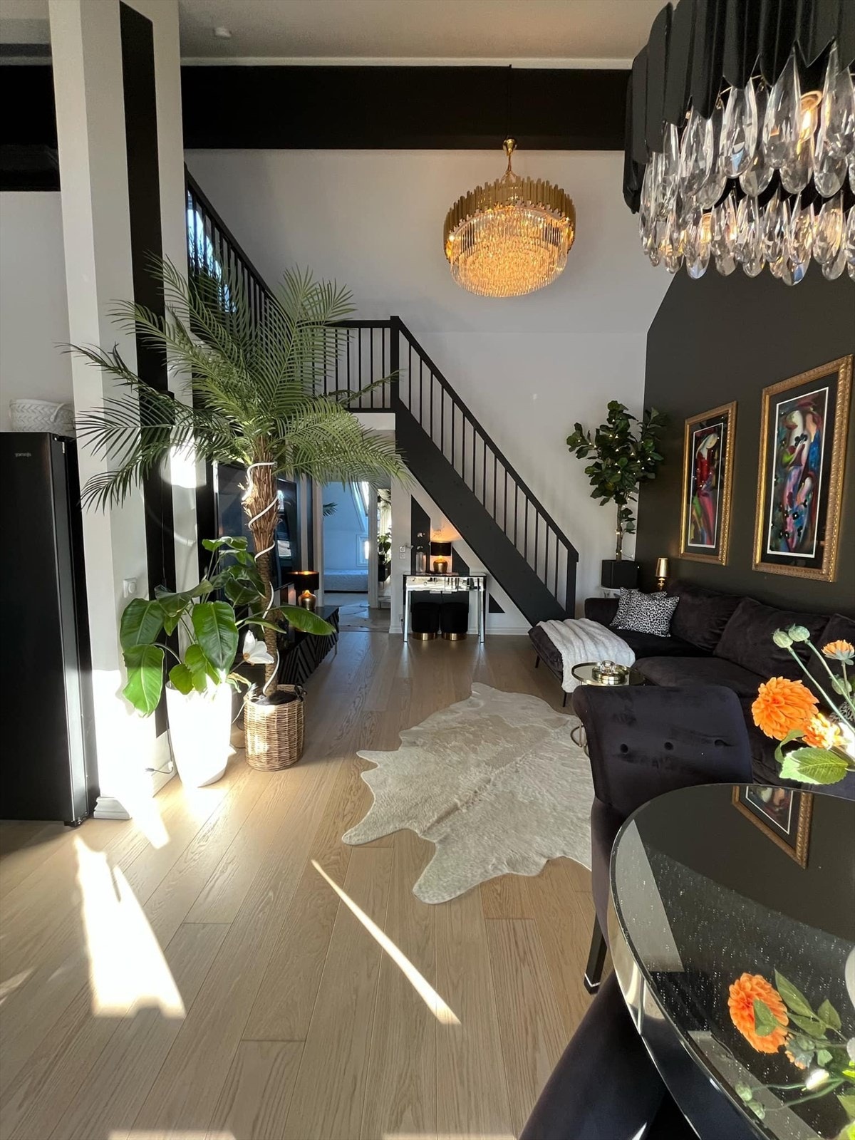 Stue med åpen himling gir mye lys og luft. Galleribilde