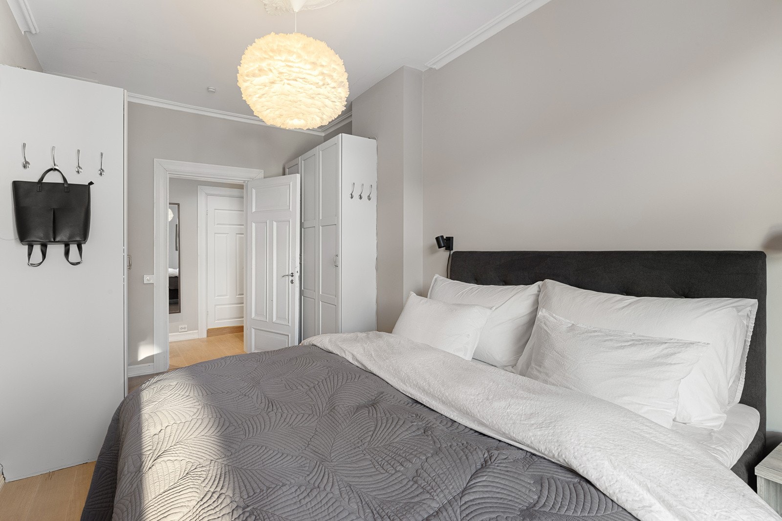 Stor garderobe og pene overflater Galleribilde