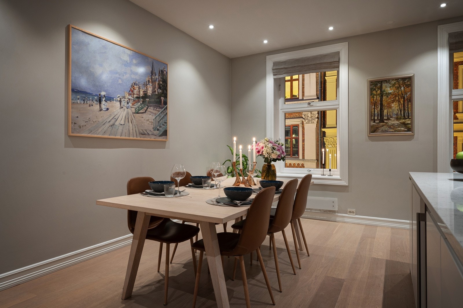 Her kan du dekke på langbord til flere gjester og sosiale sammenkomster Galleribilde
