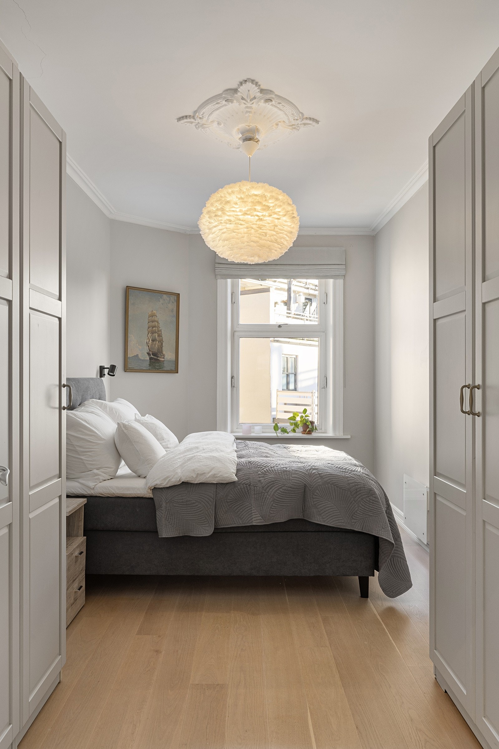 Det er i dag innredet et stort soverom i leiligheten. Det av god størrelse og det er plass til garderobe, dobbeltseng, nattbordsmøblement og mer Galleribilde