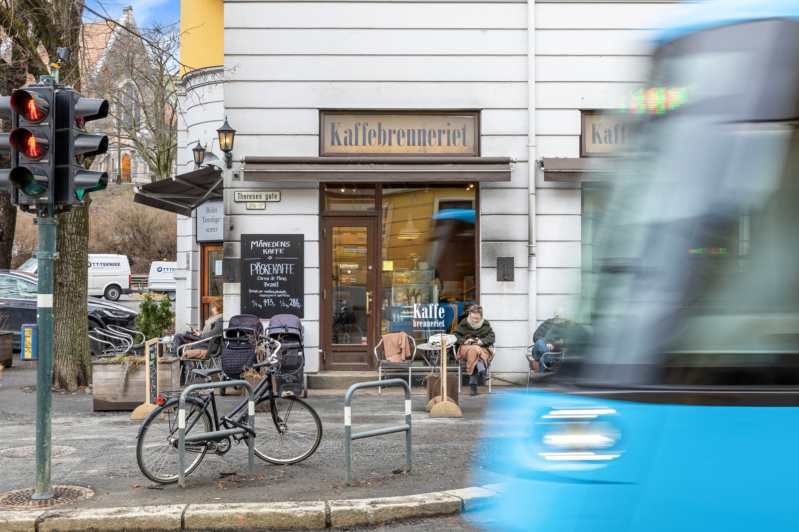 Fra leiligheten er det kort gangavstand til blant annet Bislett med yrende liv, samt Bogstadveien med alle sine shoppingmuligheter og uteliv Galleribilde