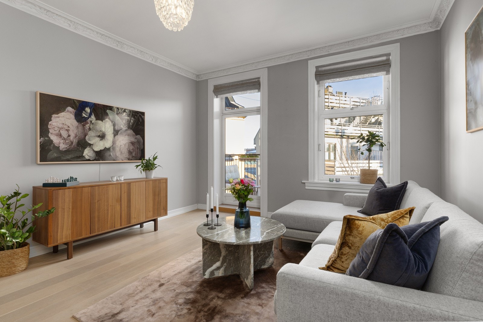 Her er det god takhøyde på rett under 3 meter, store vindusflater, brede vinduskarmer, rosett og stukkatur Galleribilde