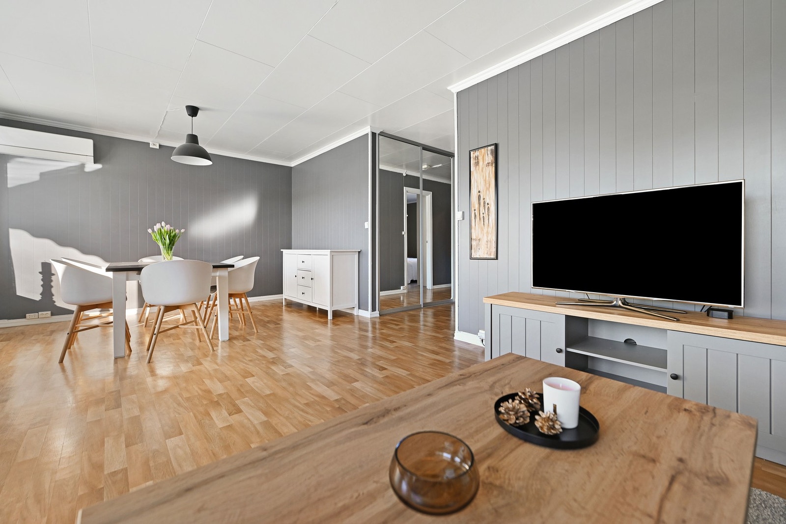 Her er det god plass til å møblere etter ønske med både spisegruppe og sofagruppe. Galleribilde