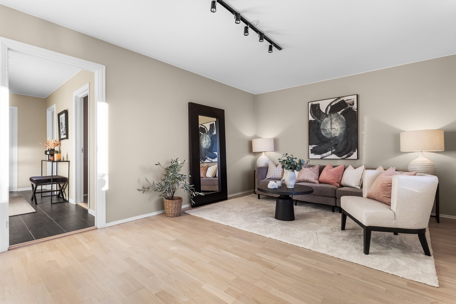 God plass til sofaløsning og annet møblement. Galleribilde