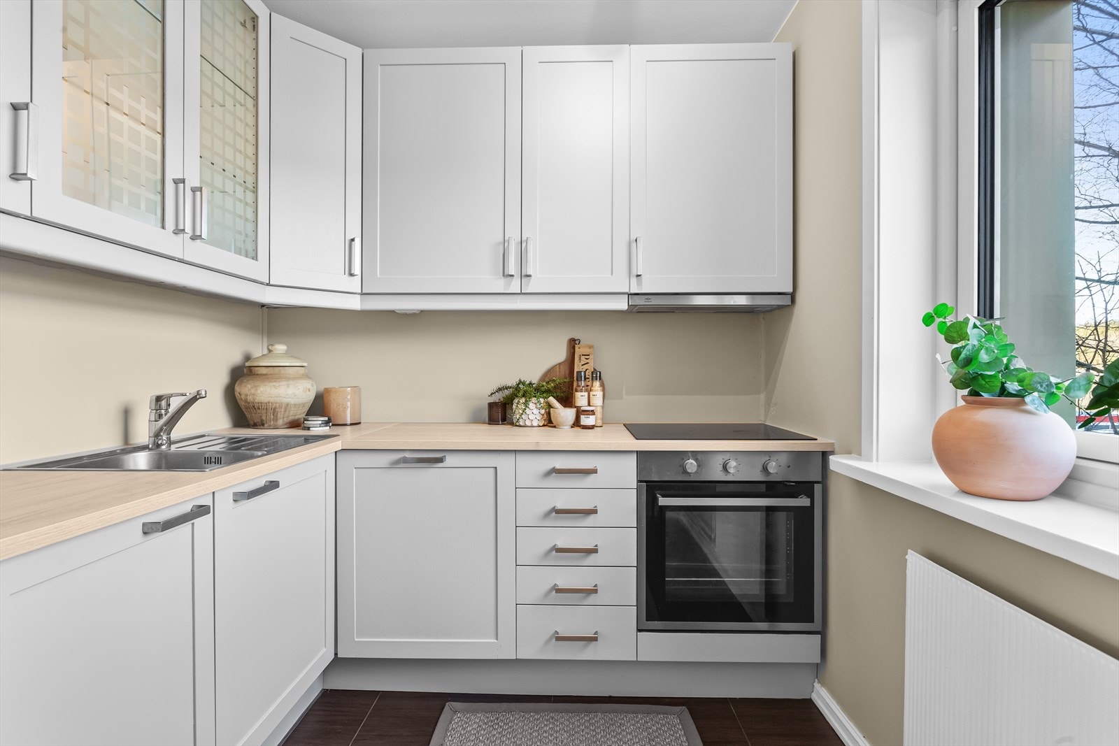 Kjøkkenet har innredning med profilerte fronter, benkeplaten er av laminat. Galleribilde