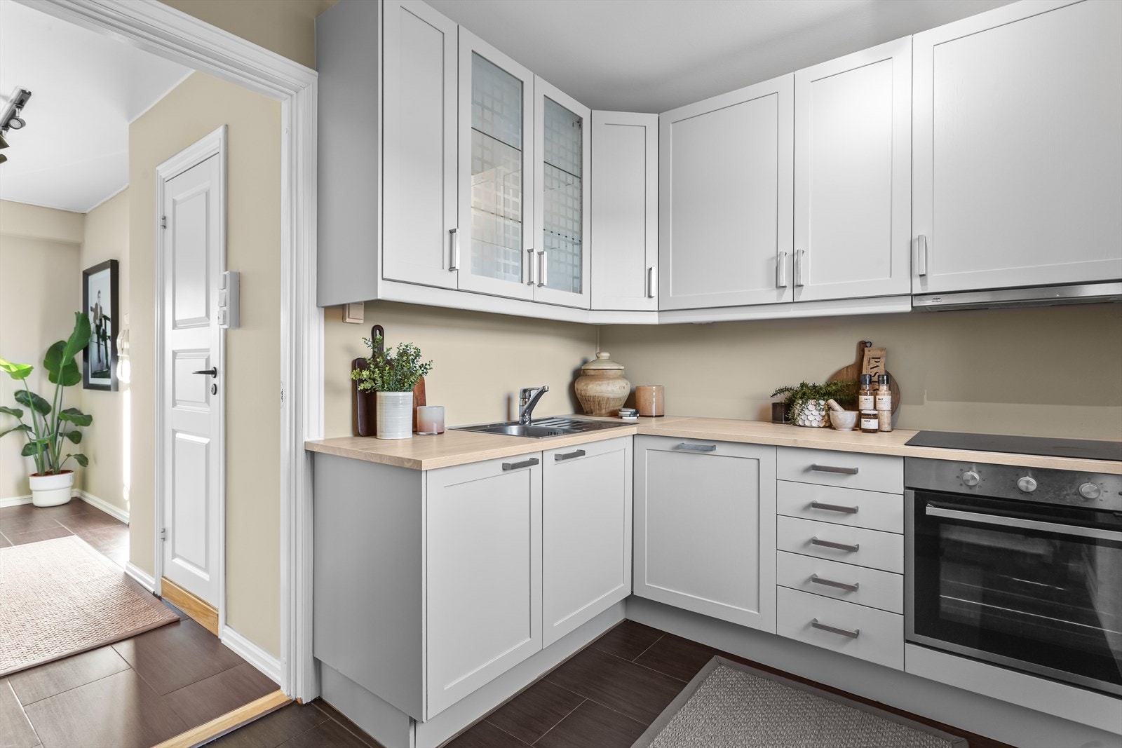 Kjøkkenet er praktisk utformet med god skap- og benkeplass. Galleribilde