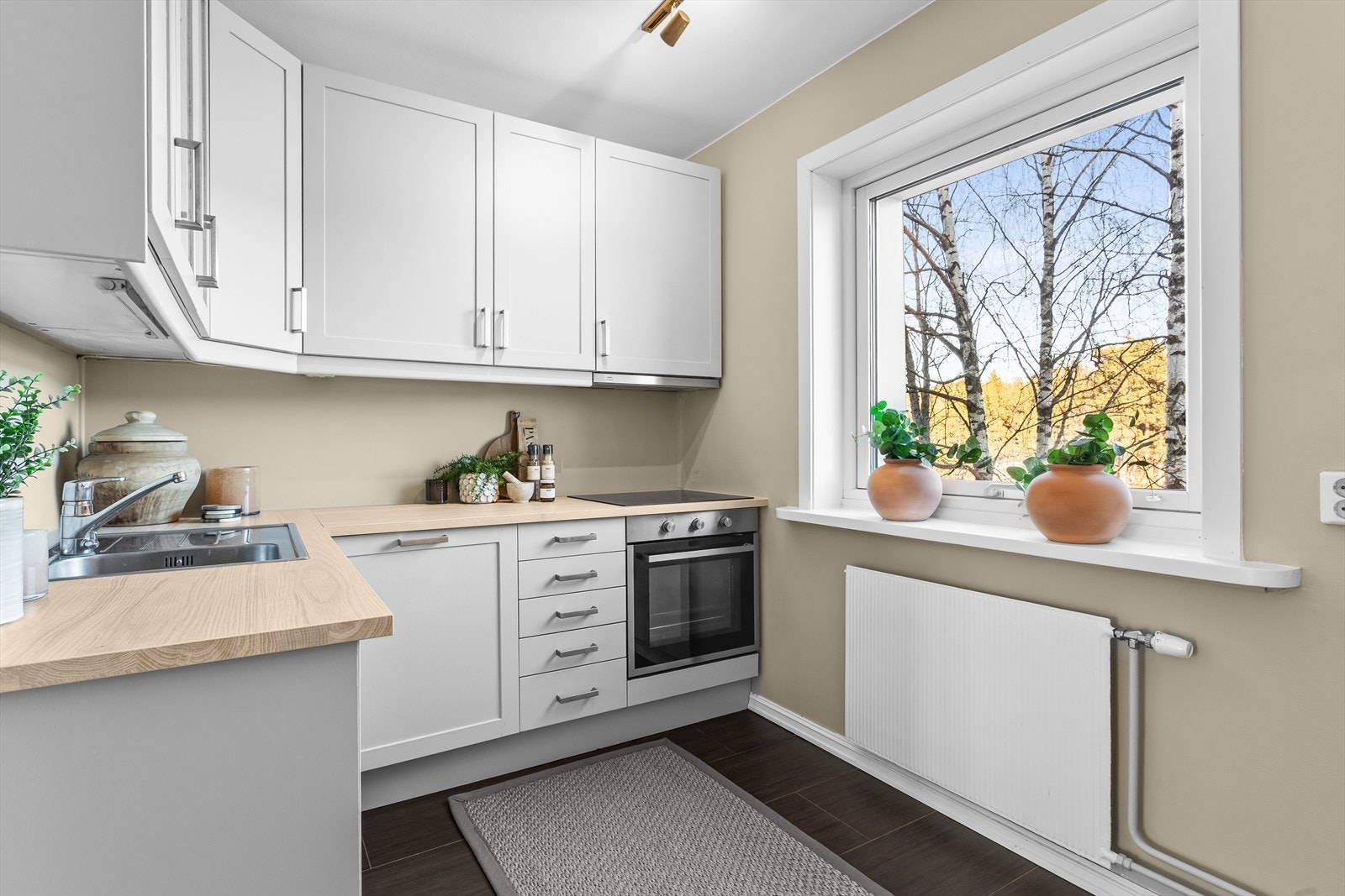 Tilbake i boligen tar vi turen til kjøkkenet. Galleribilde