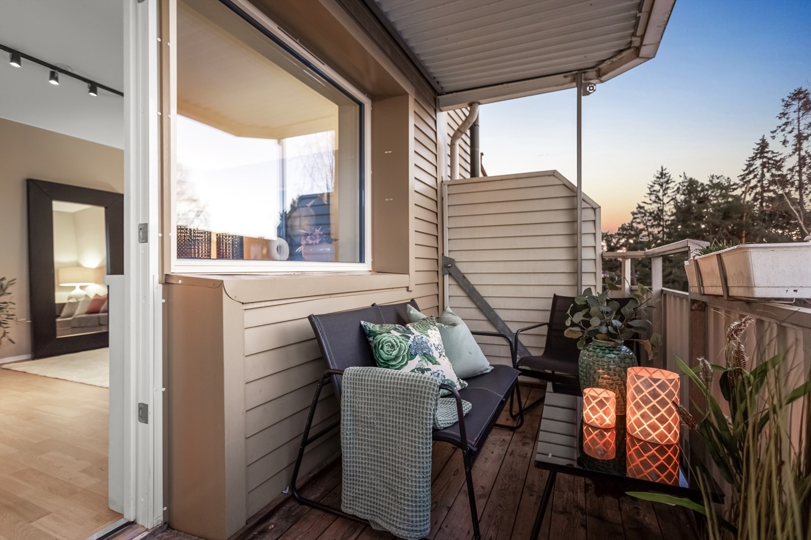 Balkongen har god plass til grill og annet møblement. Galleribilde