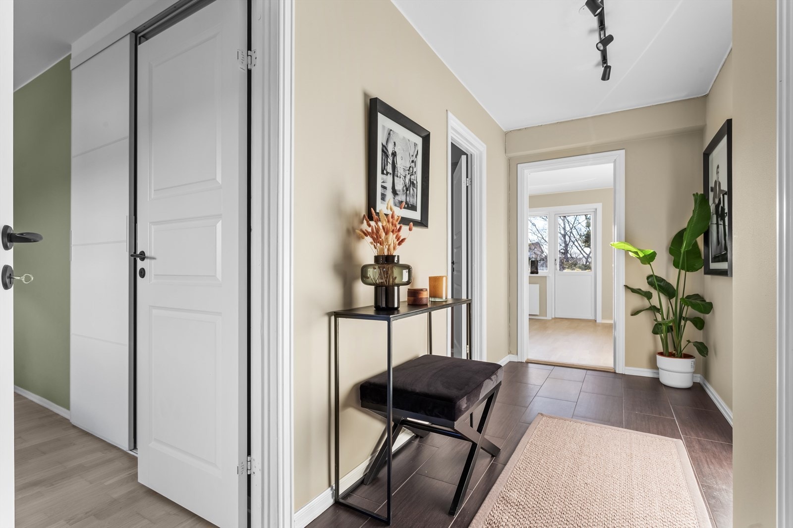 Velkommen inn. Leiligheten har en romslig entre med god plass til yttertøy og sko. Galleribilde