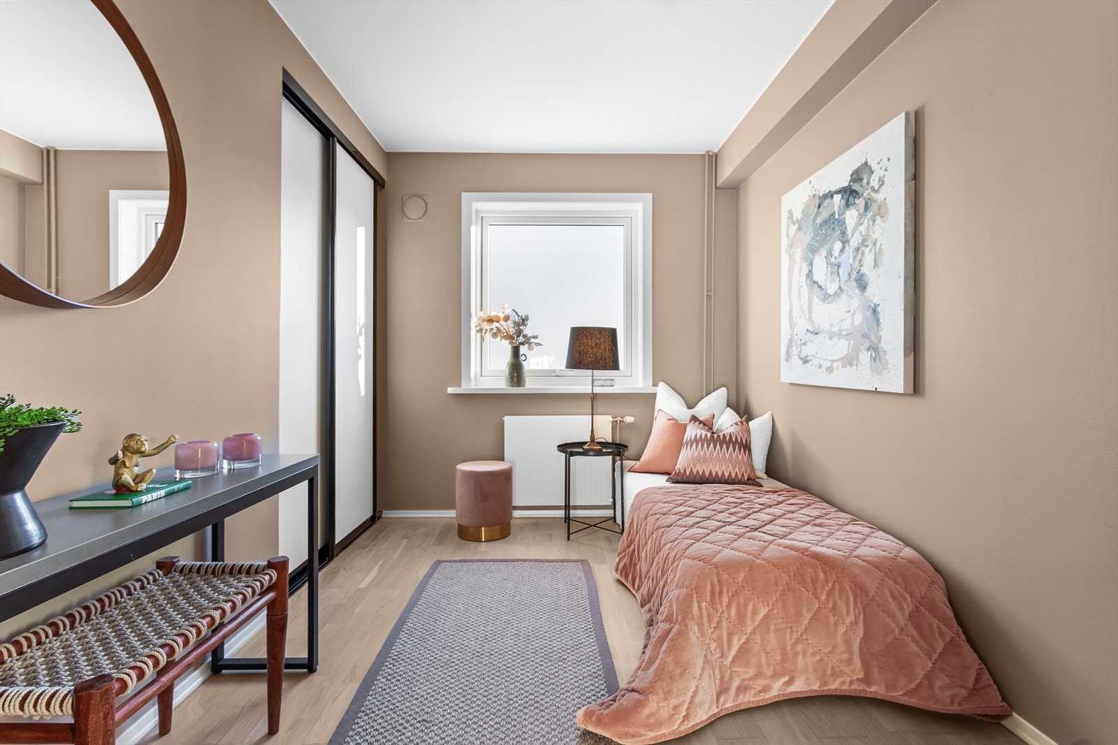 God plass til seng og annet møblement. Galleribilde