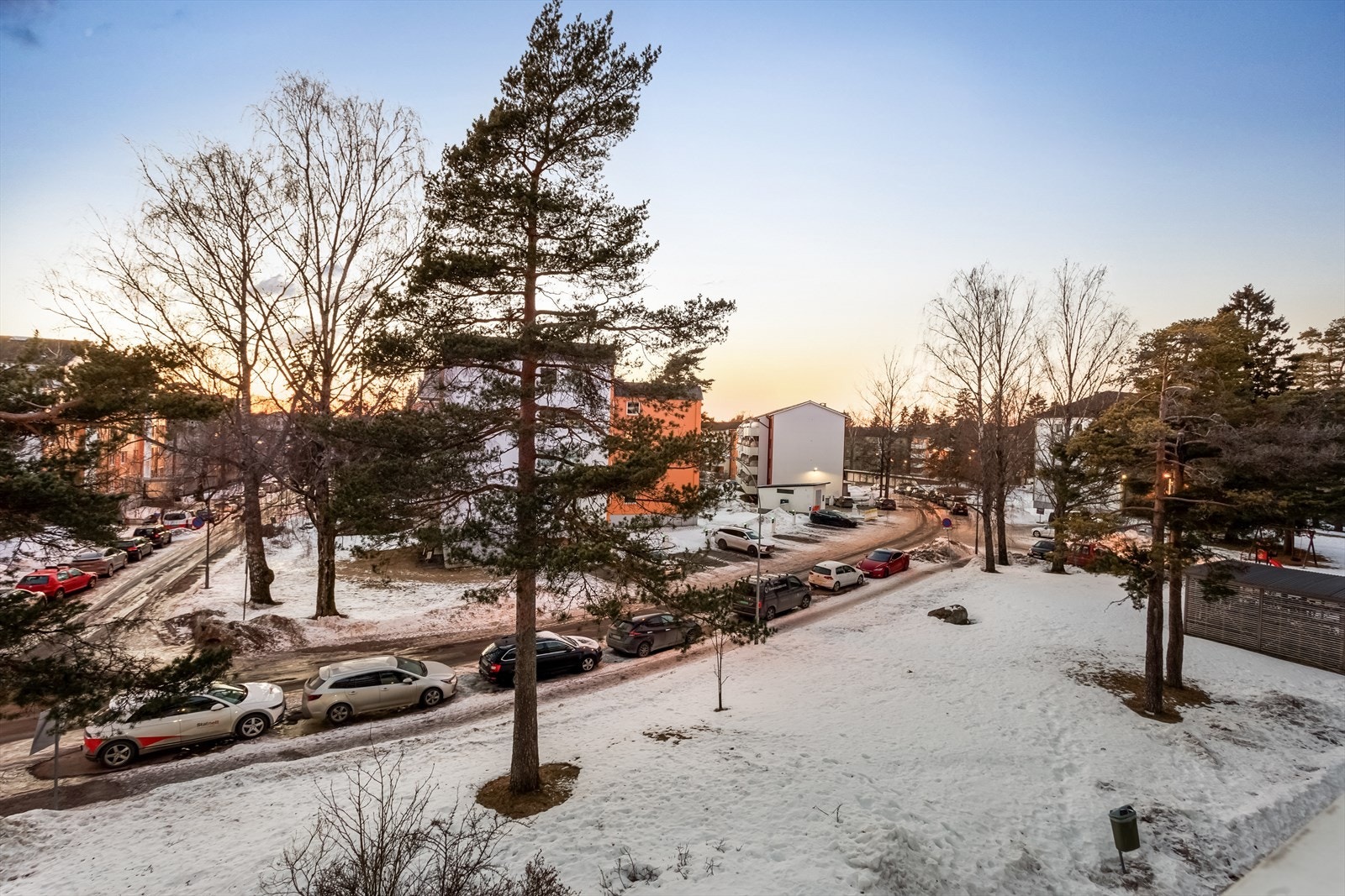 Fra balkongen har man utsyn over nærområdet. Galleribilde