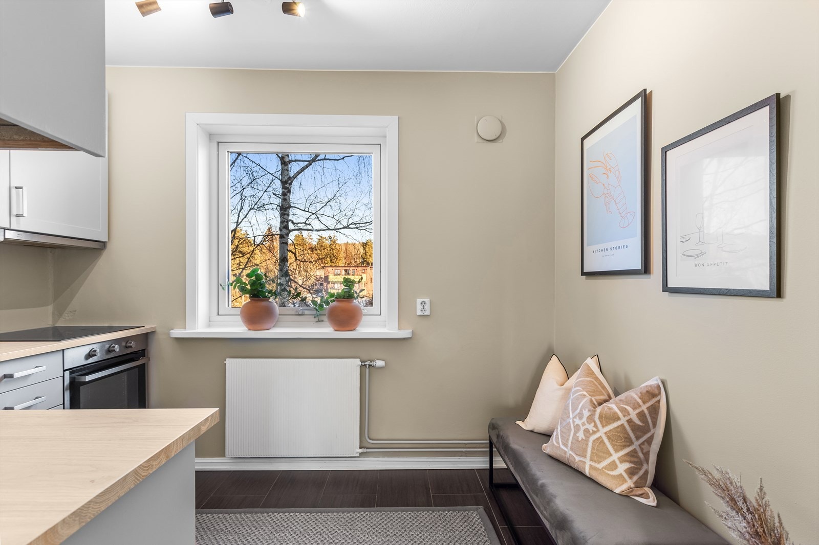 Kjøkkenet har plass til spisebord. Galleribilde